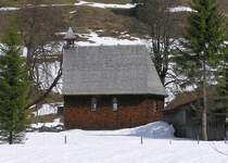Auenansicht der St.-Anna-Kapelle, der lstesten Holzkapelle in Sddeutschland, gebaut im 16. Jahrhundert; gehrt zu Rohrmoos im Starzlachtal, einem Ortsteil von Oberstdorf (Landkreis Oberallgu - April 2006)