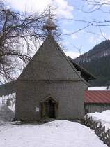 Auenansicht der St.-Anna-Kapelle, der lstesten Holzkapelle in Sddeutschland, gebaut im 16. Jahrhundert; gehrt zu Rohrmoos im Starzlachtal, einem Ortsteil von Oberstdorf (Landkreis Oberallgu - April 2006)