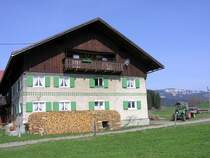 Alter Bauernhof (inzwischen lngst abgerissen) in Ofterschwang-Schweineberg (Landkreis Oberallgu - April 2006)