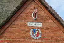 Haselau im Kreis Pinneberg am 15.10.2019: Giebel des  Geb�udes der Hengst-Station /