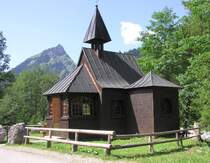 Die aus Holz gebaute Hubertuskapelle liegt an der Fahrstrae zwischen Giebelhaus und Hinterstein im hinteren Ostrachtal (Landkreis Oberallgu - Juli 2006)