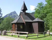 Die aus Holz gebaute Hubertuskapelle liegt an der Fahrstra�e zwischen Giebelhaus und Hinterstein im hinteren Ostrachtal (Landkreis Oberallg�u - Juli 2006)