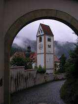 Kirchturm St. Mang aus dem Tor vom Hohen Schloss in Fssen (Landkreis Ostallgu - August 2006)
