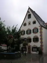 Brunnen und sch�nes Altstadthaus in F�ssen (Landkreis Ostallg�u - August 2006)