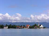 Halbinsel Wasserburg im Bodensee:, vom Paradies aus gesehen: v.r.n.l.: kath. Kirche St. Georg  und Schloss, dahinter der Fender (Landkreis Lindau - August 2006)