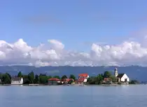 Halbinsel Wasserburg im Bodensee:, vom Paradies aus gesehen: v.r.n.l.: kath. Kirche St. Georg  und Schloss, dahinter der Fender (Landkreis Lindau - August 2006)