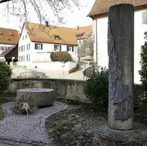 Ebringen im Markgr�flerland, Gedenkstein und Stehle f�r die Kriegsopfer auf dem Kirchhof, Jan.2020