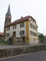 Enheim, Pfarrhaus und Ev. Kirche, Kirche erbaut 1859 durch Eduard B�rklein, Pfarrhaus von 1756 (27.08.2017)