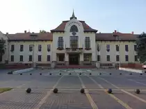 Csongrad, Rathaus, erbaut 1937 am Kossuth Ter nach Pl�nen von Ferenc Csokasi (25.08.2019)