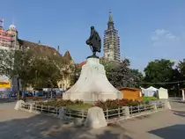 Kecskemet, Kossuth Denkmal am Lajos Kossuth Ter, dahinter der Kirchturm der gro�en Kirche (25.08.2019)