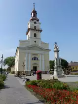 Cegled, Pfarrkirche St. Nikolaus am Kossuth Ter, erbaut von 1822 bis 1825 im klassizistischen Stil (25.08.2019)