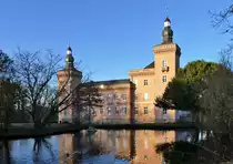 Schlo� Gracht in Erftstadt-Liblar, S�d-Westseite mit Sonnenspiegelung im Fenster - 19.12.2019