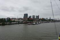 an der Elbe am 14.7.2019: Hamburg, Blick auf St. Pauli, von links St. Pauli Hafenstr., Schlepperponton St. Pauli und die Landungsbrcken, Foto von Bord der CAP SAN DIEGO /  