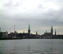 der 7Trmeblick auf Lbeck bei einer Bootsfahrt auf der Trave