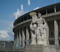 Am �bergang vom Olympiastadion zum Maifeld stehen zwei Skulpturen  Rossef�hrer  von Joseph Wackerle. Die Skulpturen aus Gauinger Travertin (S��wasserkalkstein aus dem Landkreis Reutlingen in Baden-W�rttemberg) wurden vor Ort vom K�nstler aus einem gro�en Steinquader herausgearbeitet. Foto: Sommer, 2019