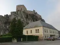 Burg Beckov, Burgruine �ber dem Vahtal, erbaut im 12. Jahrhundert (30.08.2019)