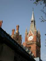 Als wir den Bahnhof St Pancras am sp�teren Nachmittag eingehend besichtigen, lag die Nordfassade im Schatten; doch auch bei perfekten Lichtverh�ltnissen h�tten die Ger�ste f�r die noch nicht abgeschlossenen Bauarbeiten zu einem **** Sterne-Hotel und einem � 10 Millionen Penthouse gest�rt - so muss wohl f�r den Moment ein kleiner (Foto) Ausschnitt reichen, um andeutungsweise die Pracht dieses wohl sch�nsten Bahnhofes zu zeigen...
22. April 2008