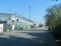 FILL-Metallbaustadion (Ostsektor=G�stesektor) am Morgen nach der Schlacht RIED - RAPID (0:1), �berall werden durch den Wind leere Verpackungsutensilien (Bierdosen, T�ten.....) durch die Gegend geweht; 080427