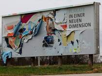  PLAKATE, in einer neuen-Dimension 
sozusagen, vllig zutreffend, 
zu sehen einen Monat lang bei einer Stadtausfahrt in Ried i.I.; 200227