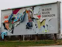  PLAKATE, in einer neuen-Dimension 
sozusagen, v�llig zutreffend, 
zu sehen einen Monat lang bei einer Stadtausfahrt in Ried i.I.; 200227