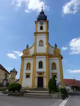 E�leben, kath. Pfarrkirche St. Georg, Saalbau mit eingezogenem Chor und �stlicher Turmfassade mit Welscher Haube, erbaut bis 1810 (27.05.2017)