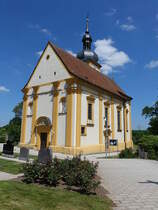 Garstadt, katholische Kuratiekirche St. Michael, Saalbau mit eingezogenem Chor und nrdlichem Turm mit Welscher Haube, erbaut von 1691 bis 1694 durch Georg Baumann (27.05.2017)