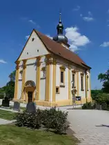 Garstadt, katholische Kuratiekirche St. Michael, Saalbau mit eingezogenem Chor und n�rdlichem Turm mit Welscher Haube, erbaut von 1691 bis 1694 durch Georg Baumann (27.05.2017)