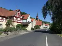 K�hler, Filialkirche St. Andreas in der Hauptstra�e, erbaut im 18. Jahrhundert mit Dachreiter (27.05.2017)