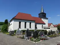 M�hlhausen, katholische Kuratiekirche St. Martin, Saalbau mit eingezogenem Chor und Chorturm mit Spitzhelm, erbaut bis 1694, erweitert 1930 (27.05.2017) 