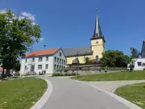 Rieden, katholische Pfarrkirche St. Ottilia und Rathaus am Kirchberg, Kirche erbaut 1614 (27.05.2017)