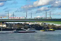Viel Verkehr auf und unter der Kennedybr�cke (Rhein) in Bonn - 16.01.2020