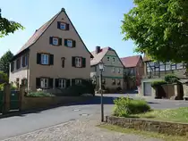 Schleerieth, ehem. Pfarrhof in der Schlehenstra�e, zweigeschossiger, verputzter Massivbau mit Satteldach, erbaut im 17. Jahrhundert (27.05.2017)