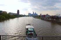 Die FRankfurter Skyline am Samstagabend den 26.April 2008 von der Stahlgitterbr�cke �ber den Main nach Frankfurt-Ost