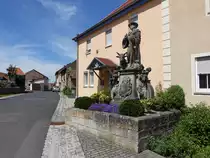 Br�nnstadt, Standbild des heiligen Wendelin von 1745 am Kirchplatz (28.05.2017)