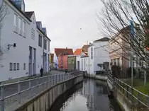 Blick in die idyllische Stra�e  Am W�rth  in Freising, daneben die malerische Moosach. (20.02.2020)