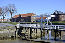 Klappbrcke in der nordfriesischen Kleinstadt Tnning. Im Hintergrund ist das historische Packhaus von 1783 zu sehen. Aufnahme: 31. Mrz 2020.