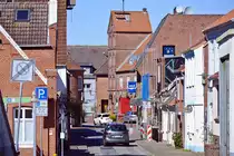 Schleusenstra�e in der nordfriesischen Kleinstadt T�nning (Eiderstedt). Aufnahme: 31. M�rz 2020.