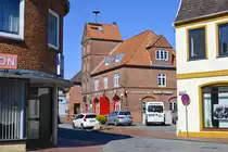 T�nning (Eiderstedt). Der Rote Hahn ist ein paar Gehminuten vom zentralen T�nninger Marktplatz entfernt. Aus der alten Feuerwache der Stadt ist ein Restaurant geworden.
Aufnahme: 31. M�rz 2020.