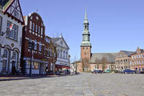 Die St. Laurentius-Kirche berragt den Tnninger Markt. Die gesamte Kirche ist in Backstein errichtet. Aufnahme: 31. Mrz 2020.