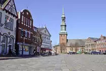 Die St. Laurentius-Kirche �berragt den T�nninger Markt. Die gesamte Kirche ist in Backstein errichtet. Aufnahme: 31. M�rz 2020.