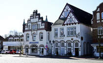 Giebelhuser am Markt in Tnning auf der Halbinsel Eiderstedt. Aufnahme: 31. Mrz 2020.