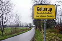 Ortsschild an der Alten Landstra�e in Kollerup in Nordangeln. Im Mai 1945 hielt sich im kurzzeitig Heinrich Himmler mit seinem Gefolge in Kollerup auf. In Kollerup tauchte Heinrich Himmler ab. Der Reichsf�hrer SS rasierte sich am 8. Mai den Schn�uz ab und verwandelt sich in einen schlichten Feldgendarm. Mit nur noch ein paar Getreuen ging es weiter Richtung S�den nach L�neburg. Aufnahme: 18. M�rz 2020.