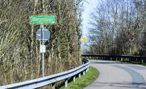 Ortsschild am Gottrupeler Weg im Dorf Gottrupel westlich von Flensburg. Am 11. Mrz 1946 wurde auf einem Hof des Dorfes Gottrupel der unter falschem Namen untergetauchte KZ-Kommandant des KZ Auschwitz Rudolf H von den Briten verhaftet und an Polen ausgeliefert. Aufnahme: 14. Mrz 2020.