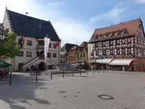 Volkach, historisches Rathaus am Marktplatz, dreigeschossiger traufst�ndiger Renaissancesteinbau, doppell�ufiger Freitreppe �ber spitzbogiger Toreinfahrt, erbaut 1544 (28.05.2017)
