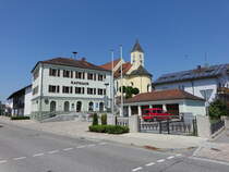 Bach an der Donau, Rathaus und Maria Geburt Kirche an der Hauptstrae, Rathaus erbaut bis 1890, Kirche erbaut 1712 (02.06.2017)