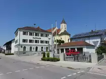 Bach an der Donau, Rathaus und Maria Geburt Kirche an der Hauptstra�e, Rathaus erbaut bis 1890, Kirche erbaut 1712 (02.06.2017)