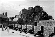 Saint Helier. Die seeseitige Zufahrt zum Hafen der Hauptstadt Saint Helier wird von der Inselfestung Elizabeth Castle beherrscht. SW-Version eines eingescannten Dias aus dem Jahr 1982.