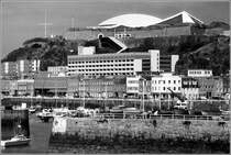 Saint Helier. Das Fort Regent oberhalb des Hafens der Hauptstadt Saint Helier wurde ab Ende der 1960er-Jahre fr ein Erholungszentrum modern berbaut. SW-Version eines eingescannten Dias aus dem Jahr 1982.