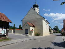 Friesheim, kath. Filialkirche St. Maria, Saalbau mit eingezogenem Chor und Flankenturm mit Zwiebelhaube, erbaut im 18. Jahrhundert (02.06.2017)