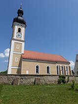 Geisling, kath. Pfarrkirche Maria Geburt, Saalbau mit eingezogenem Chor, Westturm mit Zwiebelhaube, erbaut bis 1724 (02.06.2017)